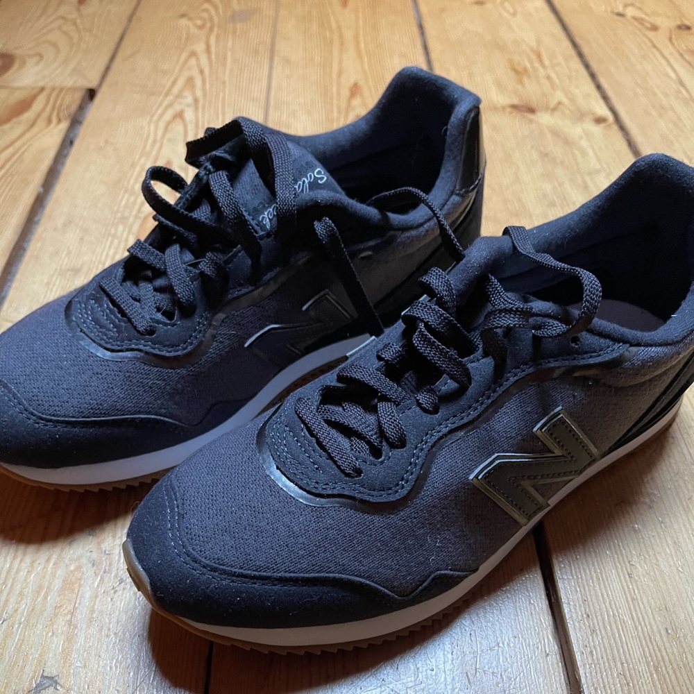 NWT New balance size 7 7.5 black